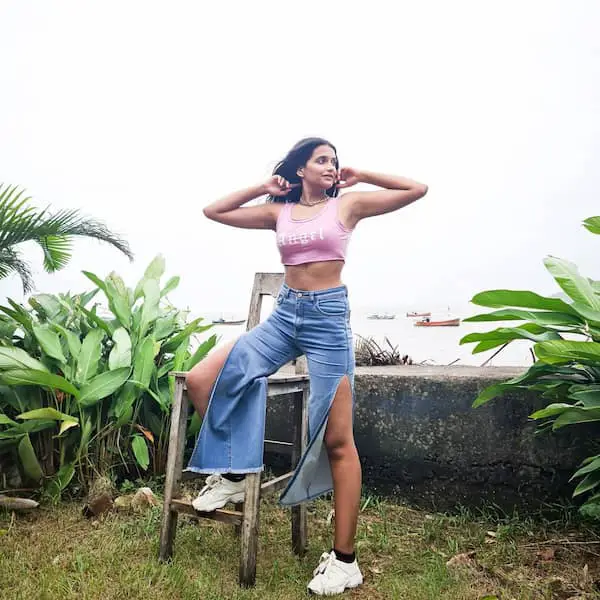 ripped jeans crop top outfits