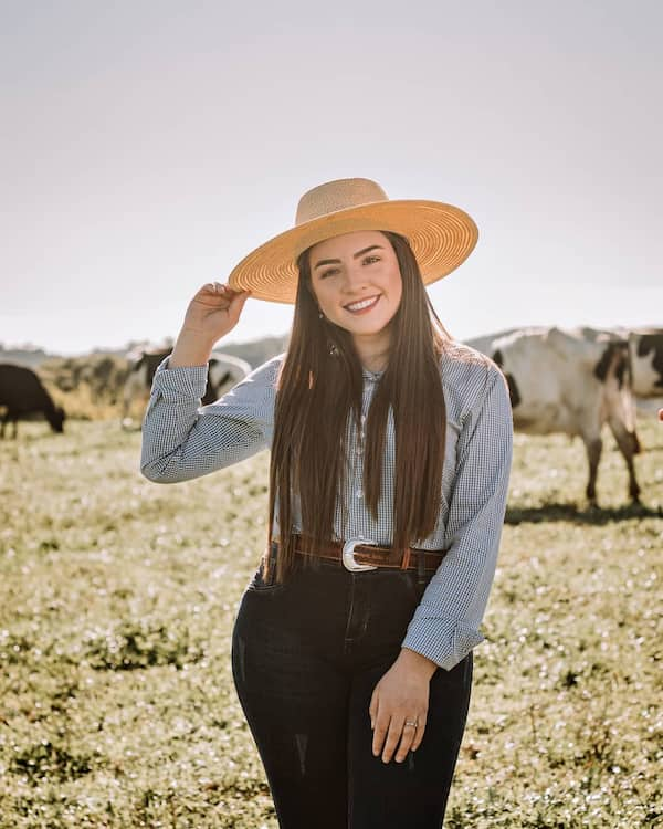 T-Shirt + Black Jeans + Belt + Hat