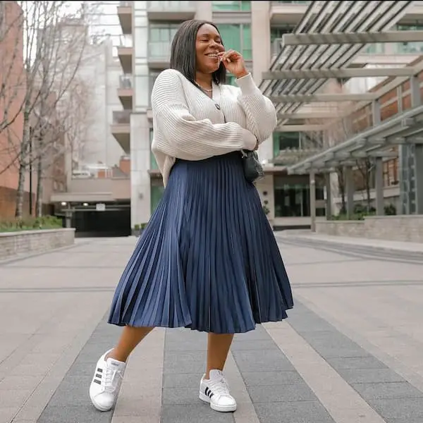  Pleats Midi Skirt with Jumper and Sneakers + Chic Bag