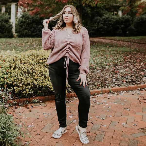 Vintage Sweater Shirt + Black Jean Pant + Sneakers