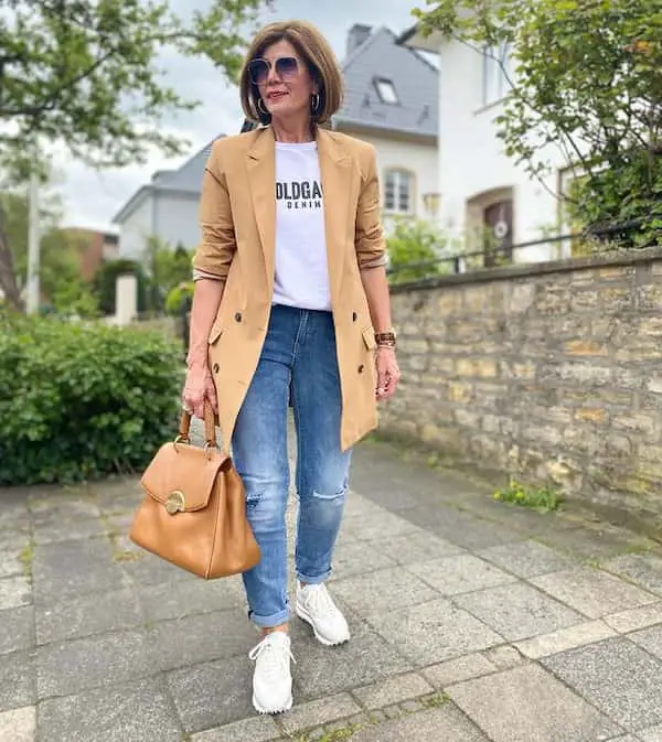 Blue Jeans and Oversized Nude Blazer with White T-shirt + Sneakers + Handbag + Sunglasses
